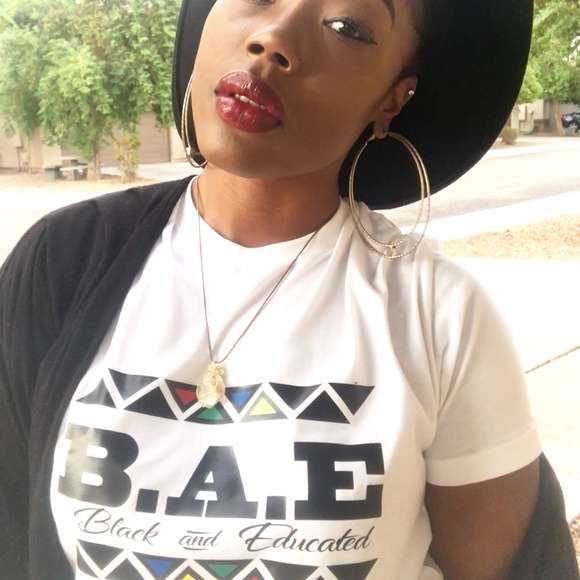 T-Shirt - Picture 2 of 7